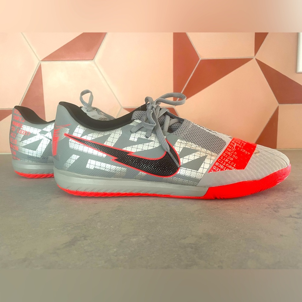 Nike Phantom Venom Academy Soccer Shoes - Picture 3 of 8
